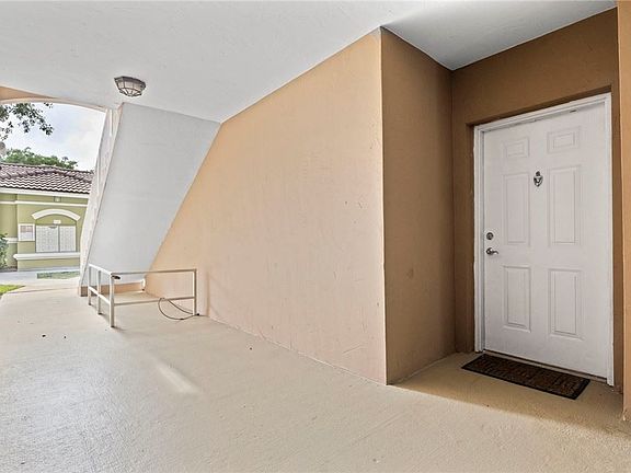 2nd image of 5095 Fairways Cir #I05