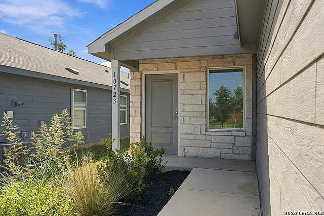 3 bed, 2.0 bath, 1392 sqft, $2,300 — Photo 3