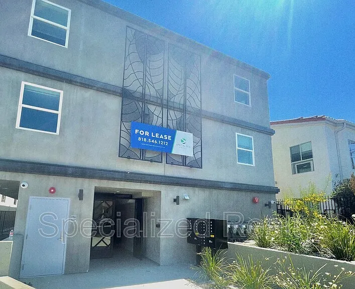 5068 Romaine St — Photo 6