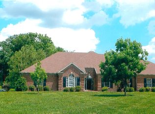 100 McFall Ln, Versailles, KY 40383