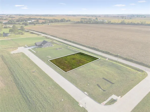 3320 Towne Ct, Robins, IA 52328