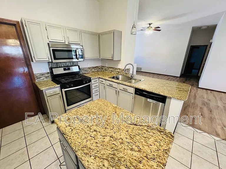 8016 Lynnhaven Pl NW — Photo 7