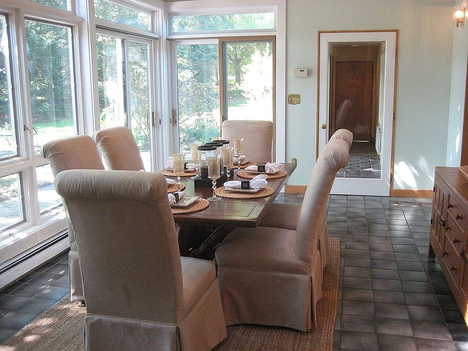 Vaulted ceiling dining room