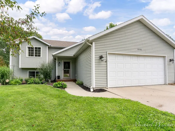 6998 Riverwood Dr, Belding, MI 48809