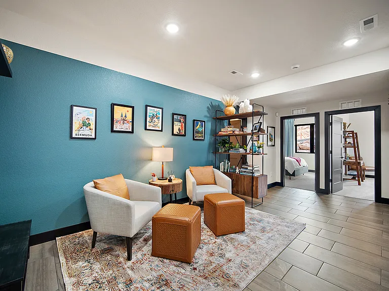 +1st floor
+Entryway from garage
+Both queen bedrooms on first floor