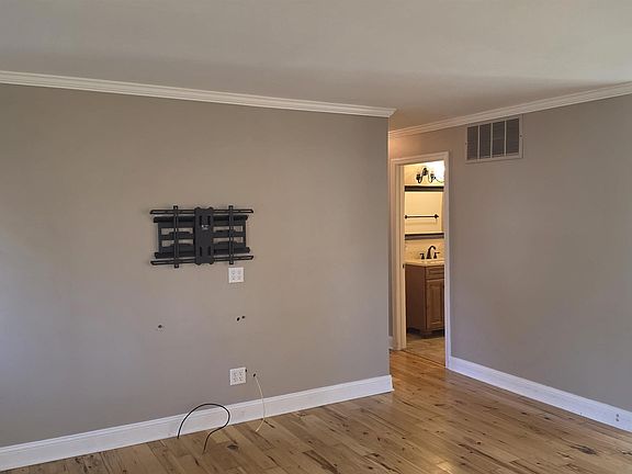 4th image of 808 Shady Ln