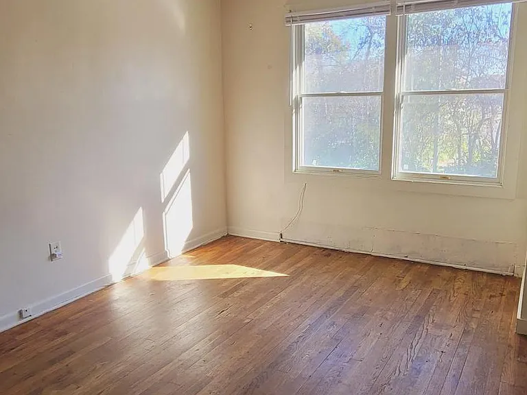 403 W Freeman St #13 — Photo 8