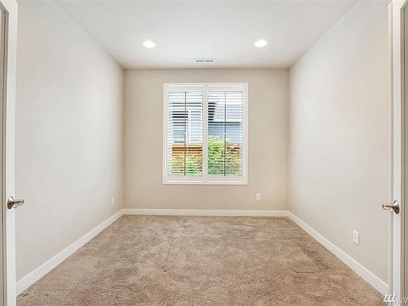 3rd image of 4220 Bainbridge Ct NE