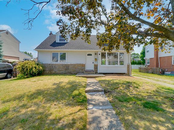 2nd image of 1095 Lorraine Dr