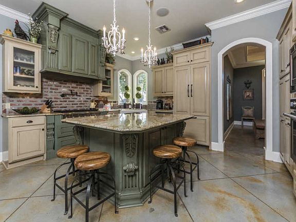 4th image of 204 Quiet Oaks Dr