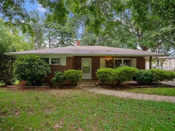 401 Poplar Cir, Yadkinville, NC 27055