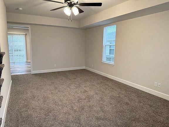 4th image of 405 SE Rose Garden Ln