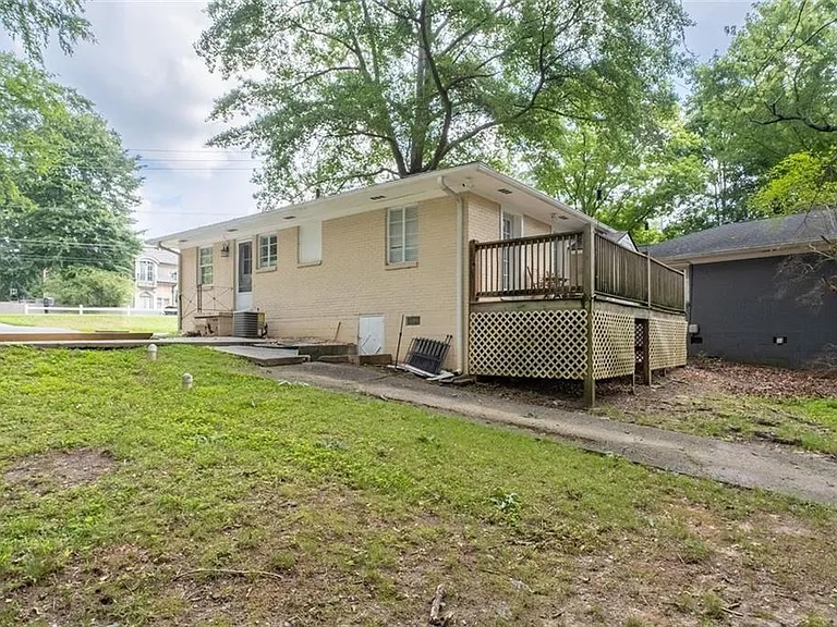 1401 Briarwood Rd NE — Photo 3