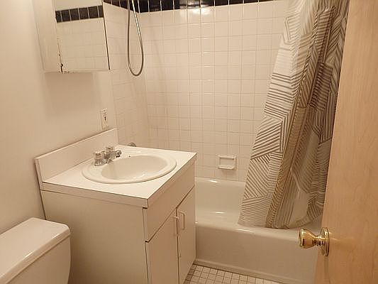 5th image of 415 W 43rd St #1C