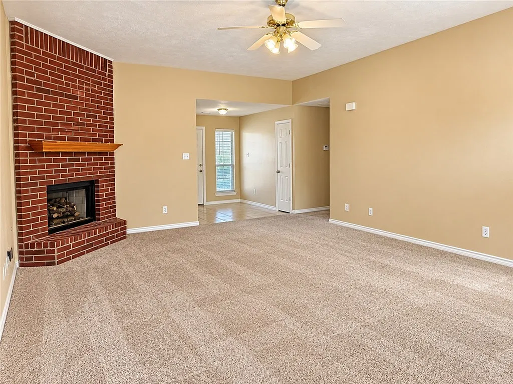 4 bed, 1679 sqft, $2,000 — Photo 4