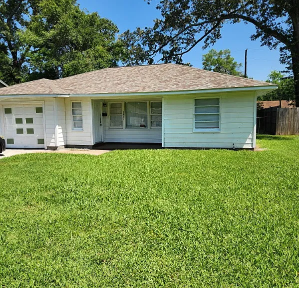 2420 Hayes Ln — Photo 1