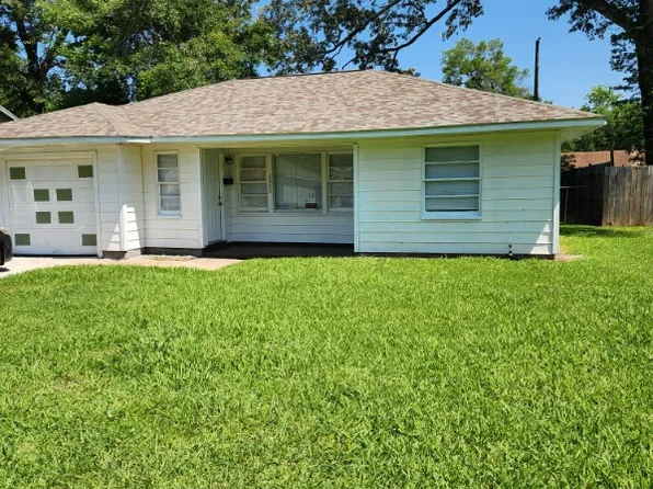 2420 Hayes Ln, Beaumont, TX 77703