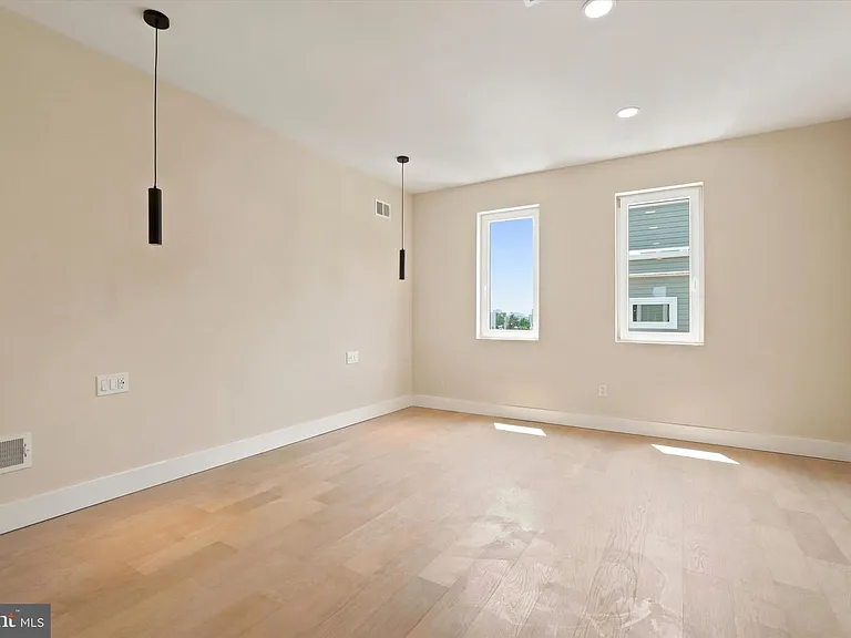 2440 E Harold St — Photo 9