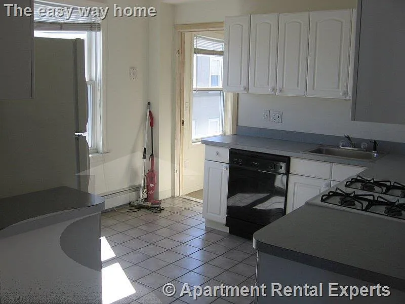 4 bed, 1.5 bath, 1700 sqft, $4,000 — Photo 2