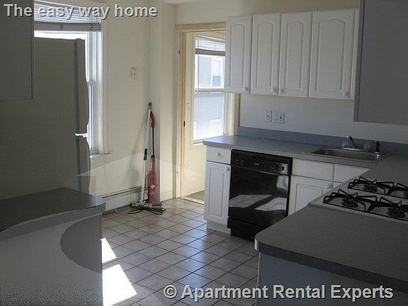 2nd image of 8 Pearl St