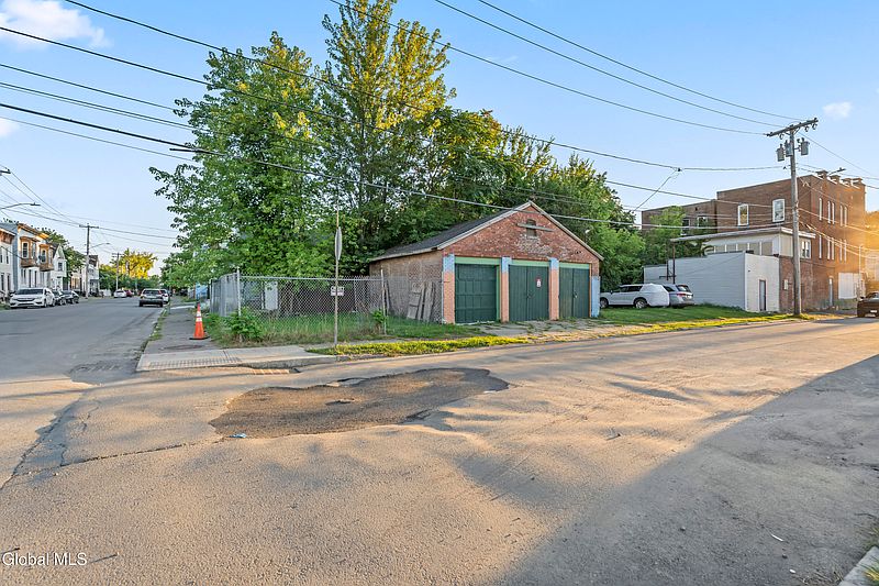 4th image of 3076 6th Avenue