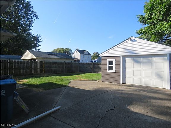 3rd image of 1418 W 23rd St