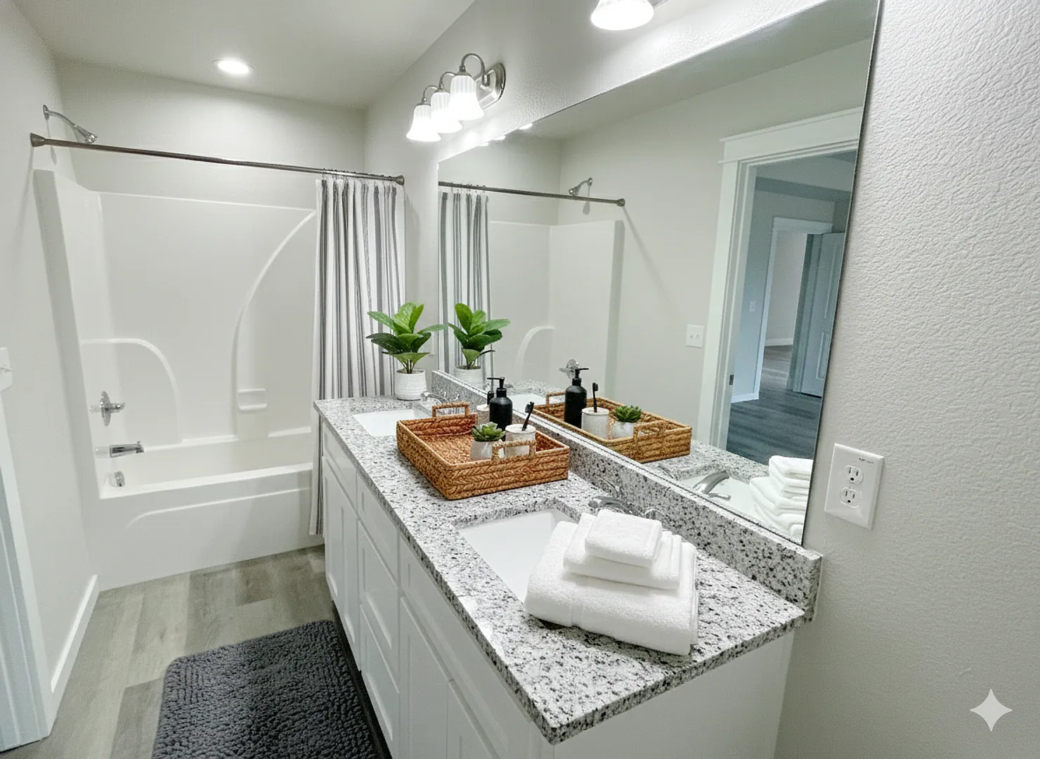 Adorable Home in Quiet Neighborhood — Photo 4