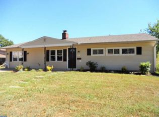 26 Tall Pine Ln, Levittown, PA
