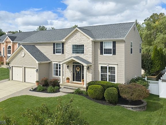 3rd image of 4 Madison Ct