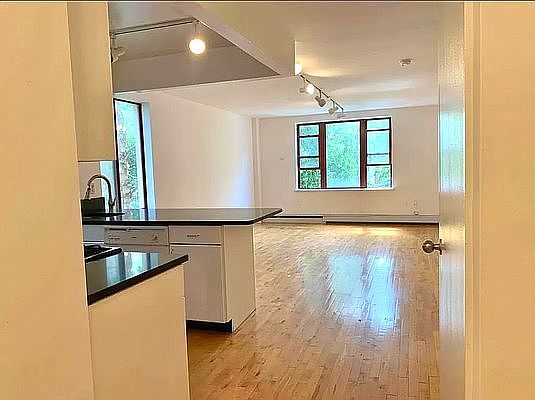 2nd image of 190 E 7th St APT 503