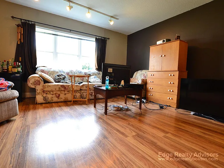 190 Lake Shore Rd #1 — Photo 4