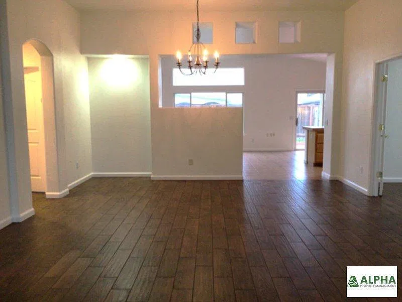 3 bed, 2144 sqft, $2,700 — Photo 2