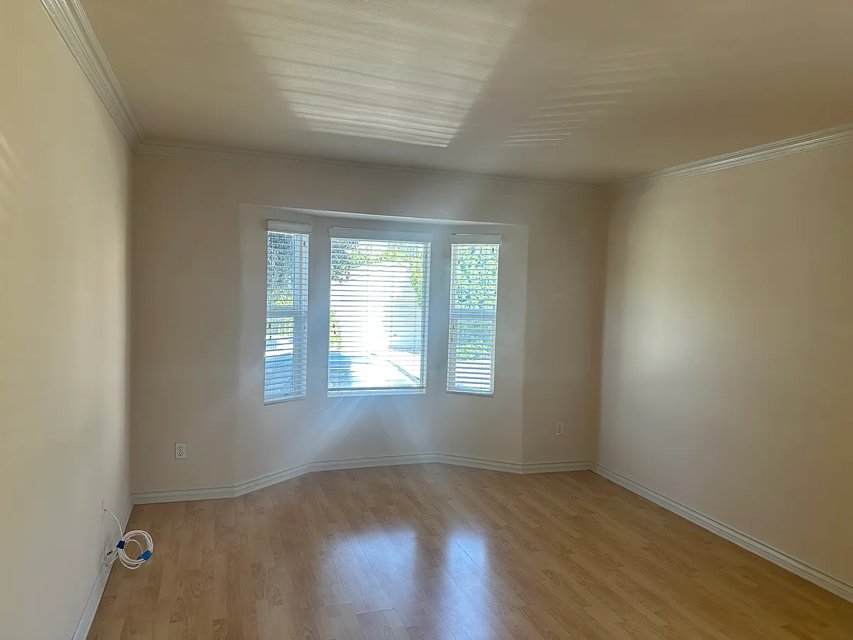 Building Photo - 924 Estelle Ave #E