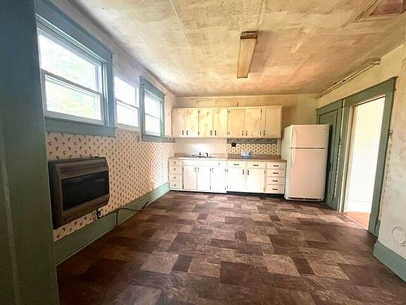 3rd image of 24 Lloyds Ln