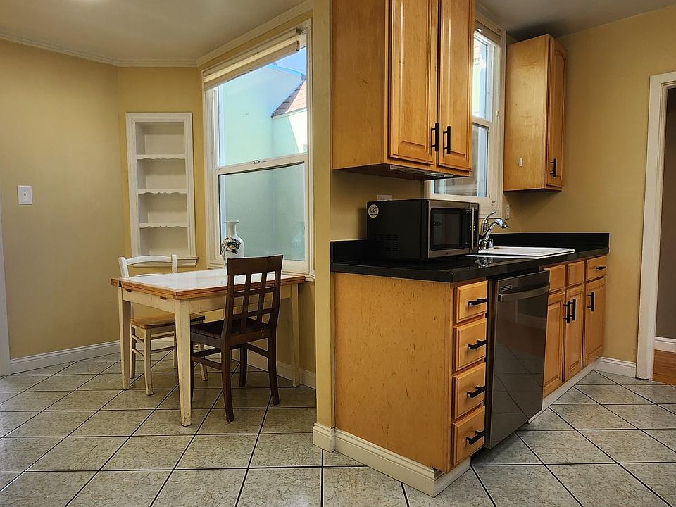 Kitchen: 13' 2" x 6' next to
Breakfast nook: 7'5" x 8'7"