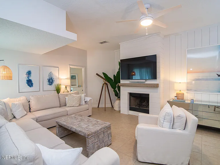 2402 Seagate Ln N — Photo 3