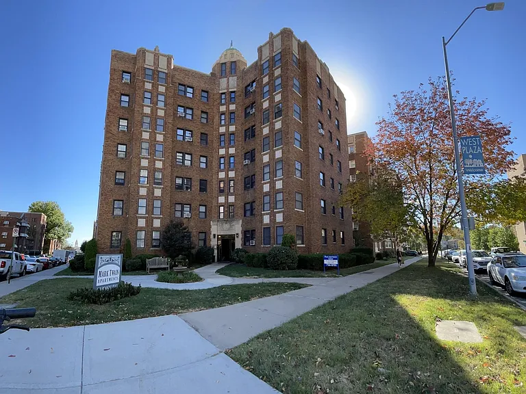 Mark Twain Apartments — Photo 13