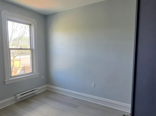 50 Montrose Avenue image 8 of 9