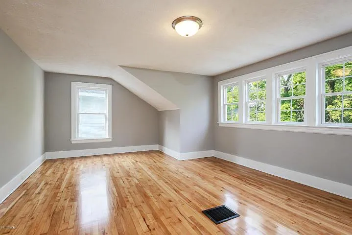 2042 Francis Ave SE — Photo 12
