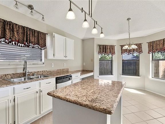3rd image of 808 Paisley Dr