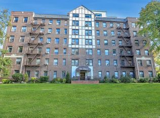 37 Brompton Rd, Great Neck, NY 11021