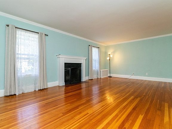 5th image of 142 Jackson St