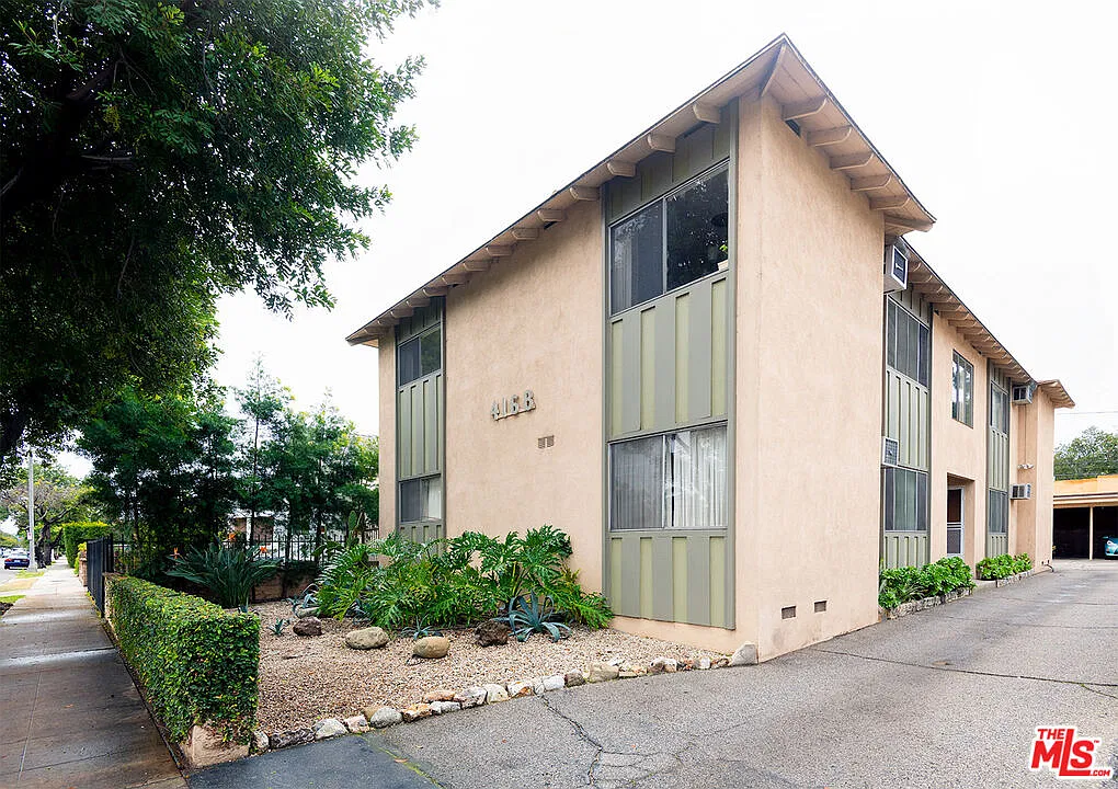 2 bed, 1.0 bath, 932 sqft, $3,020 — Photo 2