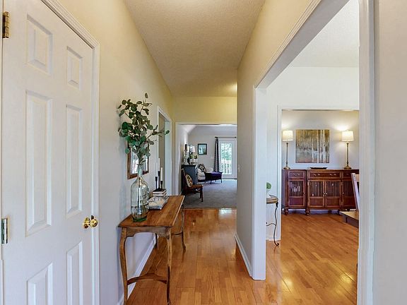 2nd image of 141 Edinborough Dr W