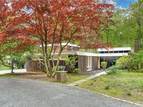 72 Windward Lane, Stamford, CT 06903