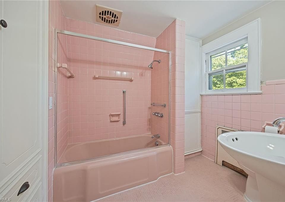 31st image of 224 W Colonial Dr