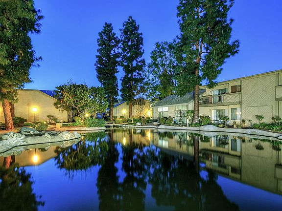 The Streams Apartment Homes Lake View