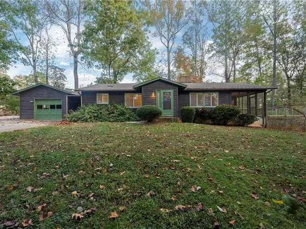 5581 Carillon Dr, Pfafftown, NC 27040