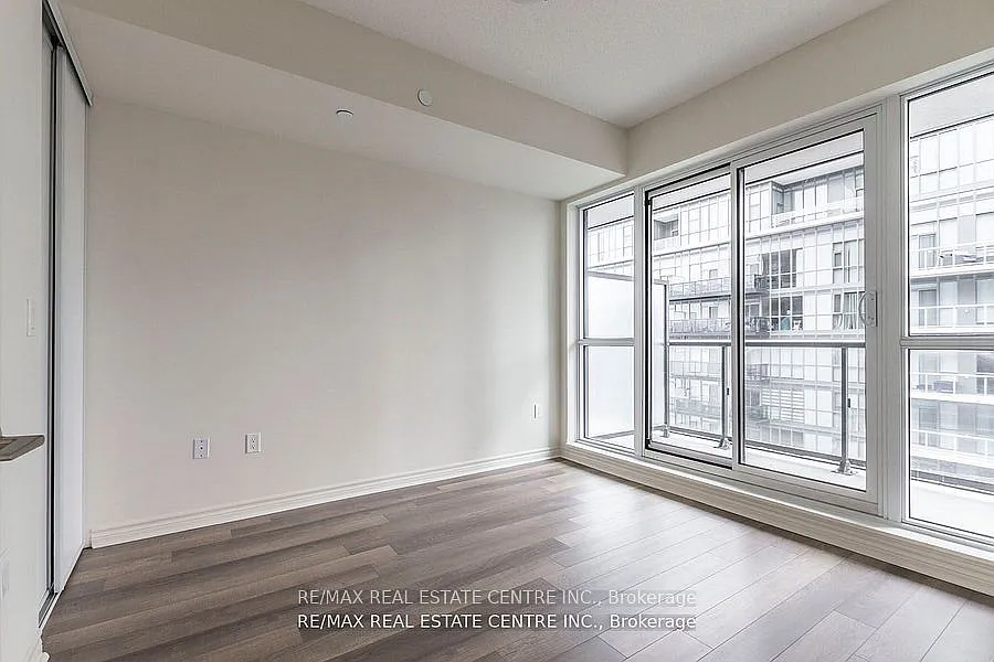 Cove Condos — Photo 3