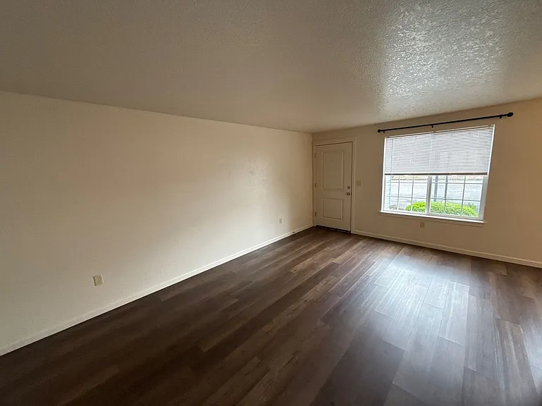 915 Bryan Ct — Photo 5